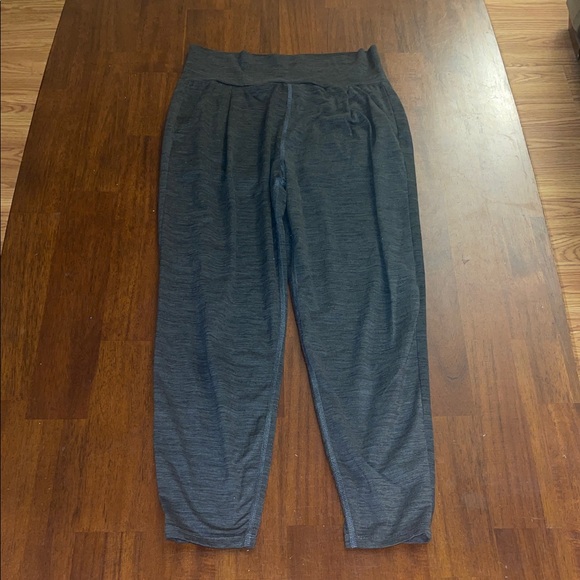 Vuori Pants - Vuori Lux At Ease Women's  Pants Solid Charcoal Gray VW427. Size Small.